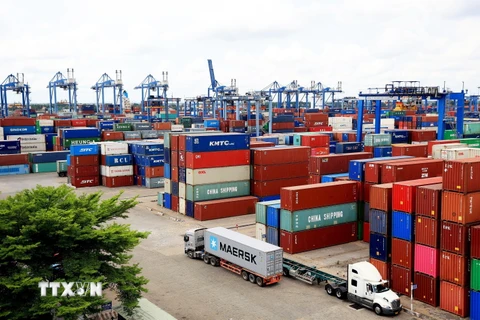 Vận chuyển hàng hóa xuất nhập khẩu tại Tân Cảng Cát Lái, thành phố Thủ Đức, Thành phố Hồ Chí Minh. (Ảnh: Hồng Đạt/TTXVN)