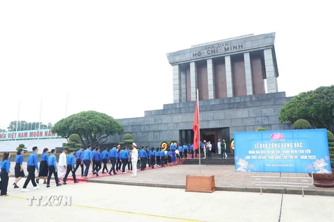 Thanh niên vào Lăng viếng Chủ tịch Hồ Chí Minh. (Ảnh: Minh Đức/TTXVN)