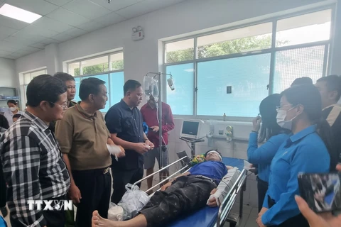 Lãnh đạo tỉnh Đồng Nai thăm hỏi nạn nhân bị thương tại bệnh viện. (Ảnh: Sỹ Tuyên/TTXVN)