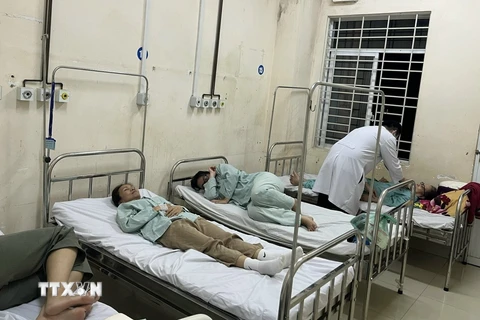 Hơn 70 bệnh nhân nghi ngộ độc đang được điều trị tại Bệnh viện đa khoa khu vực Long Khánh sau khi ăn bánh mỳ. (Ảnh: TTXVN phát)