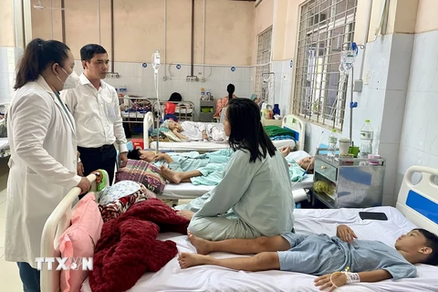 Lãnh đạo UBND thành phố Long Khánh, tỉnh Đồng Nai, thăm hỏi, động viên các bệnh nhân nghi ngộ độc thực phẩm điều trị tại Bệnh viện đa khoa khu vực Long Khánh. (Ảnh: Lê Xuân/TTXVN)