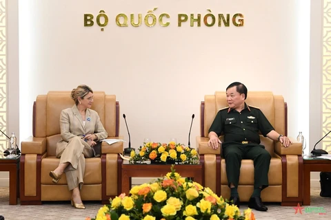 Thượng tướng Hoàng Xuân Chiến hội kiến bà Patricia Miralles. (Nguồn: báo Quân đội Nhân dân)