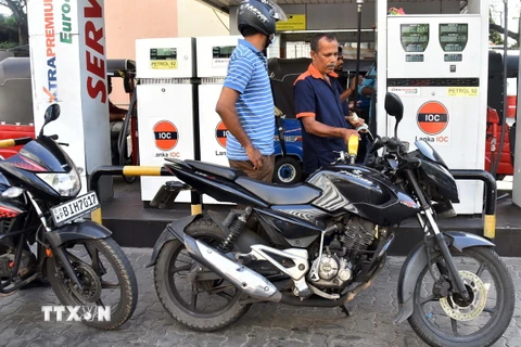 Bơm xăng cho phương tiện tại Colombo, Sri Lanka. (Ảnh: THX/TTXVN)