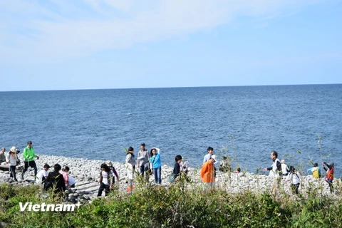 Các bãi biển đẹp ở tỉnh Tottori là nơi thư giãn yêu thích của người Nhật Bản trong kỳ nghỉ Tuần lễ Vàng. (Ảnh: NGuyễn Tuyến/Vietnam+)
