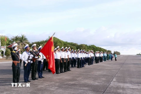 Các chiến sỹ hải quân Trường Sa quyết tâm bảo vệ vùng trời, vùng biển thiêng liêng của Tổ quốc. (Ảnh: Xuân Khu/TTXVN)