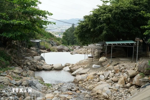 Trên dòng suối Lương hiện có hàng chục điểm kinh doanh ăn uống không phép, cần được chính quyền quy hoạch, quản lý để phát triển bền vững. (Ảnh: Quốc Dũng/TTXVN)