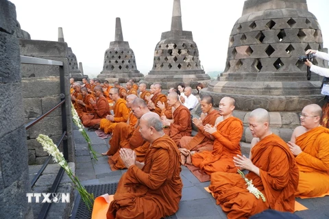Indonesia: Hàng nghìn tăng ni, Phật tử hành hương về Bảo tháp Borobudur