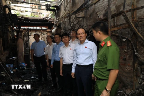 Chủ tịch HĐND thành phố, Phó trưởng Đoàn đại biểu Quốc hội thành phố Hà Nội Nguyễn Ngọc Tuấn đến hiện trường chỉ đạo khắc phục hậu quả vụ cháy. (Ảnh: TTXVN phát)