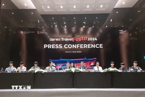 Tổng Cục Du lịch Hàn Quốc giới thiệu về Lễ hội Du lịch Hàn Quốc 2024 tại Việt Nam (Ảnh: Đinh Thuận/TTXVN)