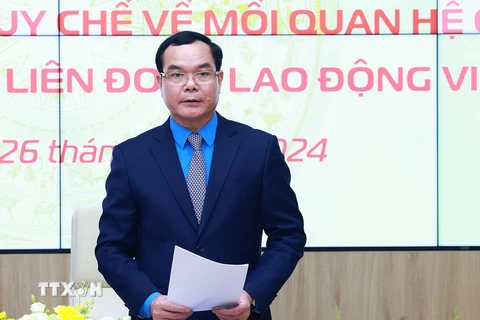 Chủ tịch Tổng LĐLĐ Việt Nam Nguyễn Đình Khang báo cáo kết quả công tác phối hợp giữa Chính phủ với Tổng Liên đoàn Lao động Việt Nam. (Ảnh: Dương Giang/TTXVN)