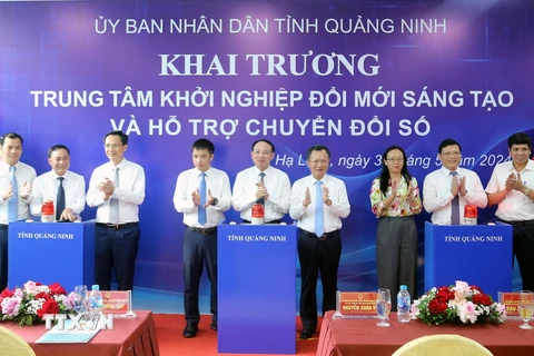 Các đại biểu ấn nút khai trương Trung tâm khởi nghiệp đổi mới sáng tạo và hỗ trợ chuyển đổi số. (Ảnh: Văn Đức/TTXVN)