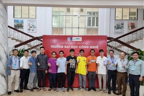 Đội tuyển Việt Nam dự thi Olympic Tin học Châu Á (APIO) 2024 cùng các giáo viên dẫn đoàn tham gia thi trực tuyến tại Trường Đại học Công nghệ-Đại học Quốc gia Hà Nội. (Ảnh: Bộ Giáo dục và Đào tạo/TTXVN phát)