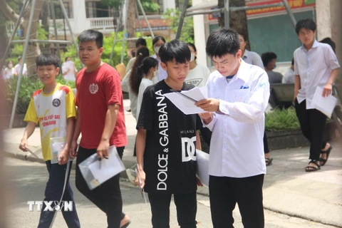 Thí sinh tại trường THPT Phan Đình Phùng, thành phố Hà Tĩnh, trao đổi về đáp án sau khi hoàn thành buổi thi đầu tiên năm học 2023-2024. (Ảnh: Hoàng Ngà/TTXVN)