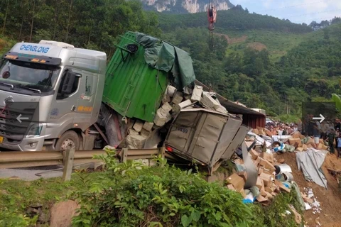 Hiện trường vụ tai nạn xe đầu kéo bị lật thùng hàng, đè lên xe tải nhỏ. (Nguồn: Người dân cung cấp)