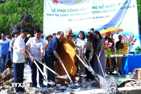 Lễ khởi công xây dựng bể nước sạch thôn Sả Lủng, xã Pải Lủng, huyện Mèo Vạc, Hà Giang. (Ảnh: TTXVN phát)