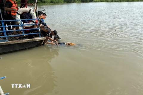 Lực lượng cứu hộ cứu nạn đã tìm thấy 1 thi đầu tiên trong vụ 3 bé gái mất tích trên sông Sài Gòn. (Ảnh: Dương Chí Tưởng/TTXVN)