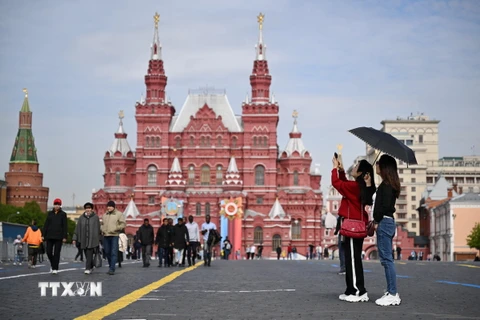 Khách du lịch tham quan Quảng trường Đỏ tại thủ đô Moskva, Nga. (Ảnh: AFP/TTXVN)