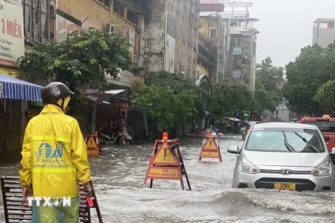 Mưa lớn diện rộng, nhiều tuyến phố Hà Nội bị ngập úng 