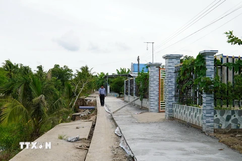 Đường tạm dọc Kênh Bốn Ngàn, xã An Minh Bắc vừa được mở để giúp việc đi lại của người dân an toàn. (Ảnh: Văn Sĩ/TTXVN)