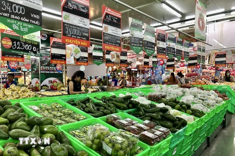 Khu vực bày bán sản phẩm trái cây vùng miền tại siêu thị Thành phố Hồ Chí Minh. (Ảnh: Mỹ Phương/TTXVN)