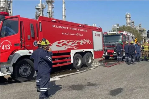 Lực lượng cứu hỏa Kuwait. (Nguồn: AFP)