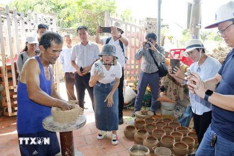 Tìm hiểu cách làm gốm thủ công tại làng nghề gốm Bình Đức của người Chăm tại huyện Bắc Bình, tỉnh Bình Thuận. (Ảnh: Nguyễn Thanh/TTXVN)