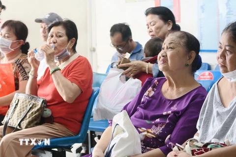 Người cao tuổi chờ khám bệnh tại Bệnh viện Thống Nhất, Thành phố Hồ Chí Minh. (Ảnh: Đinh Hằng/TTXVN)