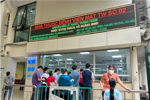 Người dân xếp hàng chờ mua thuốc tại Bệnh viện Mắt Trung ương. (Ảnh: T.G/Vietnam+)