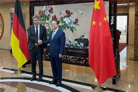 Phó Thủ tướng kiêm Bộ trưởng Kinh tế Đức Robert Habeck bắt tay Chủ tịch Ủy ban Cải cách và Phát triển Quốc gia (NDRC) Zheng Shanjie trước cuộc gặp ở Bắc Kinh, Trung Quốc ngày 22/6. (Nguồn: Reuters)