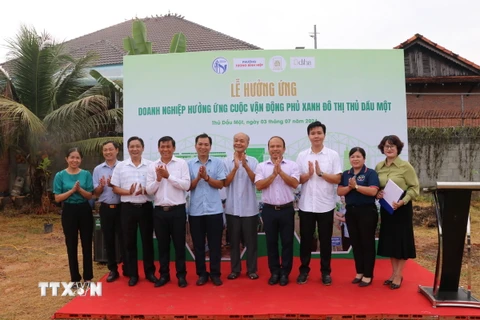 Lễ phát động trồng và chăm sóc vườn cây chuyên đề “Doanh nghiệp hưởng ứng cuộc vận động phủ xanh đô thị Thủ Dầu Một.” (Ảnh: Dương Chí Tưởng/TTXVN)