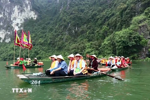 Du khách tham quan Khu Du lịch sinh thái Tràng An, tỉnh Ninh Bình. (Ảnh: Thùy Dung/TTXVN)