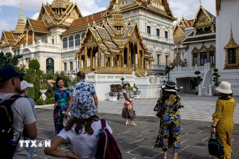 Khách du lịch tham quan Cung điện Hoàng gia Thái Lan ở thủ đô Bangkok. (Ảnh: AFP/TTXVN)