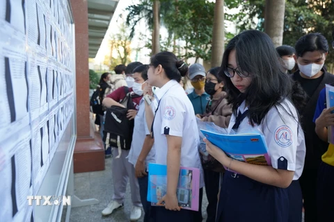 Thí sinh dự thi tại điểm thi Trường Đại học Công nghệ Thành phố Hồ Chí Minh. (Ảnh: Thu Hoài/TTXVN)