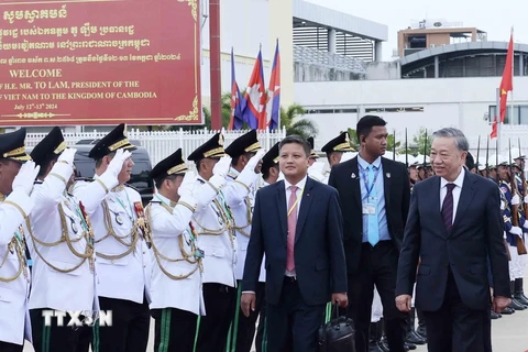 Chủ tịch nước Tô Lâm cùng Đoàn đại biểu Cấp cao Việt Nam rời Thủ đô Phnom Penh, kết thúc tốt đẹp chuyến thăm cấp Nhà nước tới Vương quốc Campuchia. (Ảnh: Nhan Sáng/TTXVN)