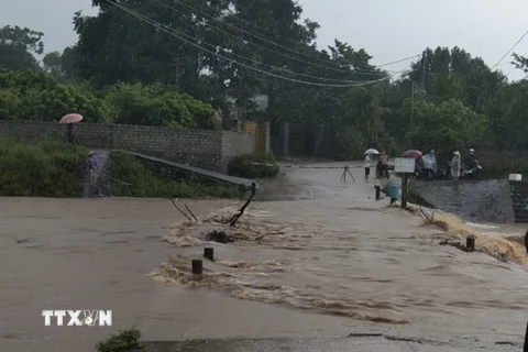 Nước lũ dâng cao tại ngầm tràn Vĩnh Tiến, xã Vĩnh Tiến, huyện Kim Bôi, tỉnh Hòa Bình, gây nguy hiểm cho người dân tham gia giao thông. (Ảnh: TTXVN phát)