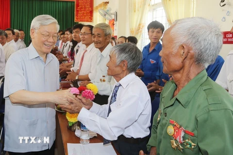 Tổng Bí thư Nguyễn Phú Trọng trong lần về thăm xã miền núi Sơn Hà, huyện Sơn Hòa, tỉnh Phú Yên (3/5/2016). (Ảnh: Trí Dũng/TTXVN)