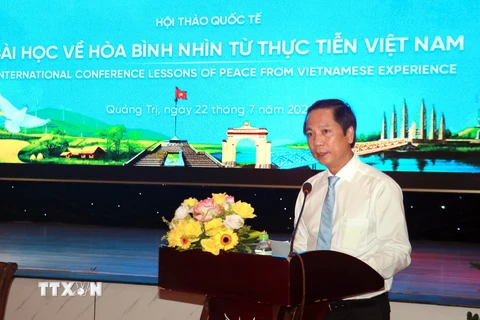 Ông Hoàng Nam, Phó Chủ tịch UBND tỉnh Quảng Trị phát biểu tại hội thảo. (Ảnh: Nguyên Linh/TTXVN)