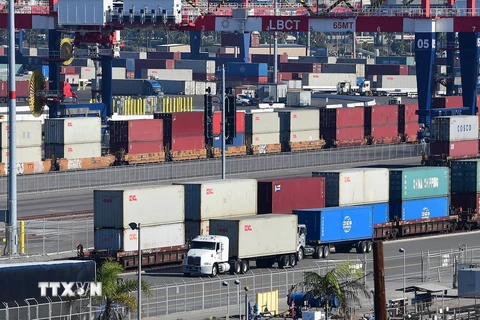 Container hàng hóa được bốc dỡ tại cảng Long Beach ở California, Mỹ. (Ảnh: AFP/TTXVN)