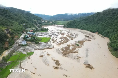 Hiện trường sau trận lũ quét tại Mường Pồn. (Ảnh: Xuân Tư/TTXVN)