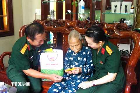 Đại diện Bộ Chỉ huy Quân sự tỉnh Thừa Thiên-Huế thăm, tặng quà Mẹ Việt Nam Anh hùng Trần Thị Vàng ở phường Thuỷ Xuân, thành phố Huế. (Ảnh: TTXVN phát)