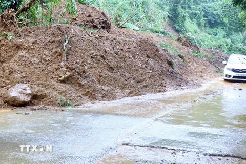 Đã thông đường tạm thời điểm tắc đường cục bộ trên Quốc lộ 3 kết nối Bắc Kạn-Thái Nguyên, thuộc địa phận xã Hòa mục, huyện Chợ Mới. (Ảnh: Nguyễn Công Hải/TTXVN)