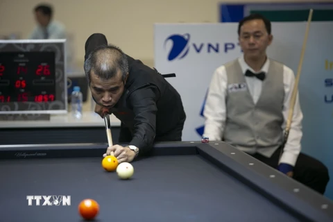 Cơ thủ Trần Quyết Chiến thi đấu tại Giải Billiards Carom 3 băng Quốc tế Bình Dương lần thứ 12, tranh cúp Becamex IJC. (Ảnh: TTXVN phát)