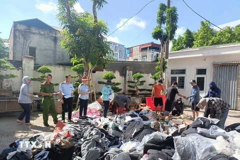 249 lô hàng bị tiêu hủy đều là những loại hàng cấm, hàng nhập lậu, không rõ nguồn gốc, xuất xứ, không công bố tiêu chuẩn chất lượng... bị phát hiện, bắt giữ qua các đợt kiểm tra, kiểm soát của các lực lượng chức năng từ trước đến nay. (Ảnh: Cục QLTT Thanh Hóa cung cấp)