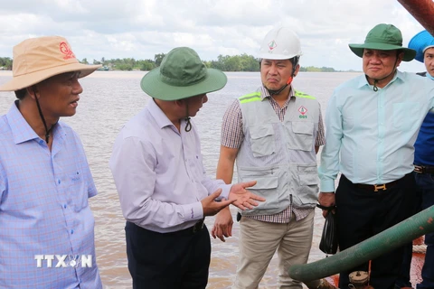 Lãnh đạo Tỉnh ủy, UBND tỉnh Sóc Trăng trao đổi với nhà thầu khai thác. (Ảnh: Tuấn Phi/TTXVN)