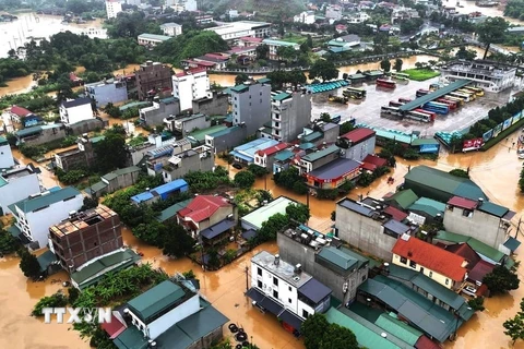 Mưa lũ đã khiến nhiều tuyến đường và hàng nghìn ngôi nhà ở thành phố Hà Giang bị ngập chìm trong nước. (Ảnh: TTXVN phát)