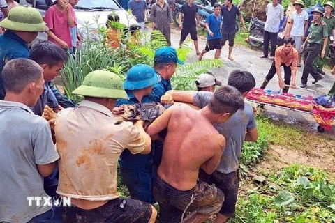 Ông Lương Văn Ba được lực lượng cứu hộ phát hiện và đưa đến Trạm y tế cấp cứu kịp thời sau vụ sạt lở taluy dương. (Ảnh: TTXVN phát)