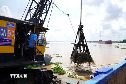 Mỏ cát trên sông Tiền thuộc xã An Hiệp và An Nhơn, huyện Châu Thành, bắt đầu khai thác để cung ứng cho công trình cao tốc Cao Lãnh-An Hữu-Dự án thành phần 1. (Ảnh: Nhựt An/TTXVN)