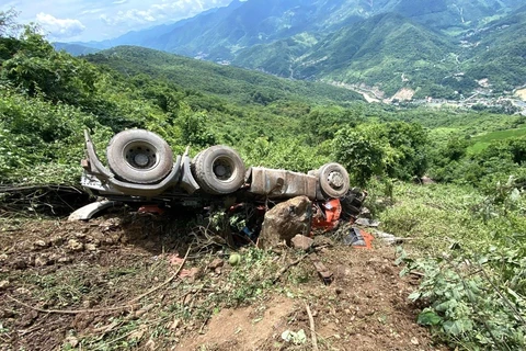 Cabin xe đầu kéo bẹp dúm khiến tài xế mắc kẹt, tử vong bên trong xe. (Nguồn: báo Tiền Phong)