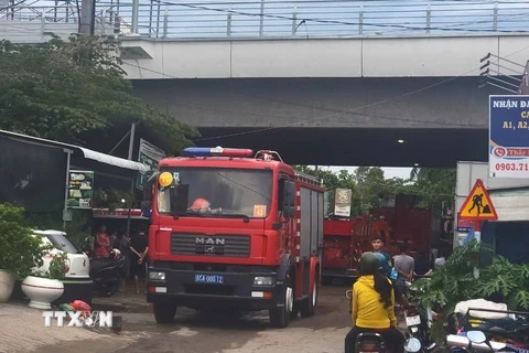 Phương tiện cứu hộ có mặt tại hiện trường. (Ảnh: Thanh Liêm/TTXVN)