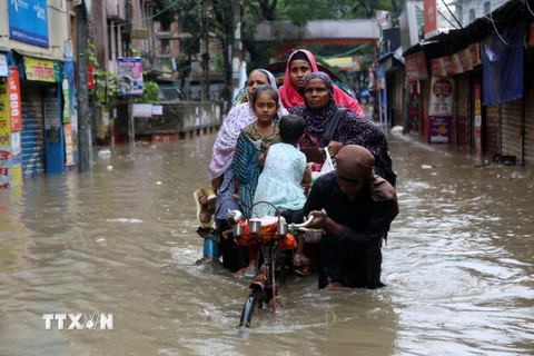 Ngập lụt sau mưa lớn tại Dhaka, Bangladesh. (Ảnh: THX/TTXVN)